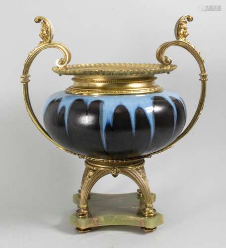 Prunkvase mit Bronzemontur / Ornate vase with bronze mount, ...