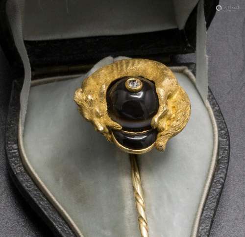 Anstecknadel mit Fuchs und Jäger-Helm / An 18k gold pin with...