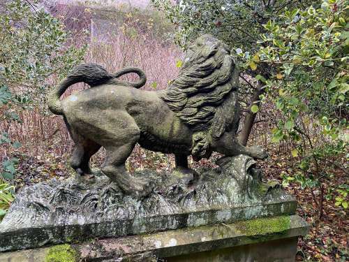 The Arundel Lion - A good and large 19th century carved sand...