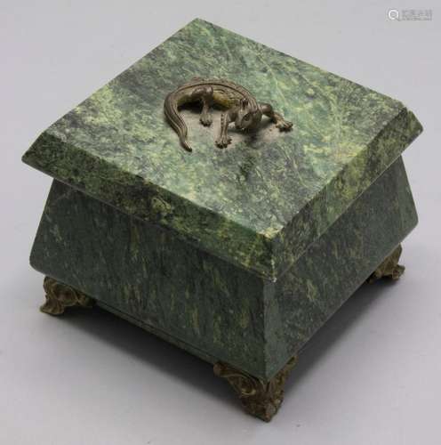 Zierdose mit bekröntem Salamander / A marble box with a bron...