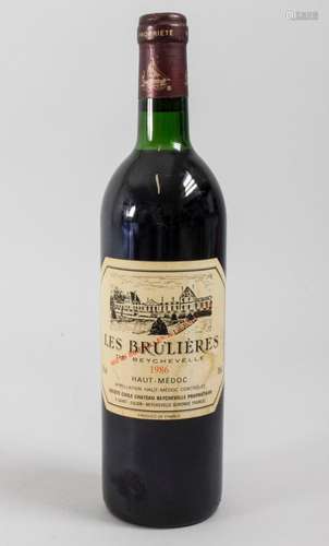 Flasche Rotwein / A bottle of red wine, Haut-Médoc, Frankrei...