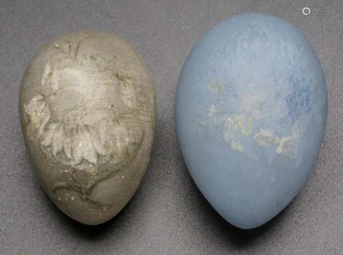 Zwei Steineier mit floralem Dekor / Two stone eggs with flor...