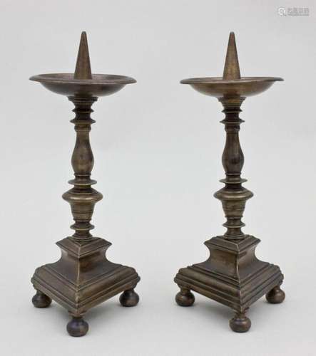 Paar Bronze-Leuchter/A Pair of Bronze Candleholder, 17./18. ...