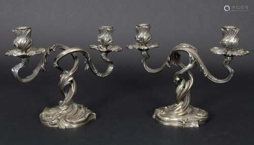 Paar 2-armige Bronzeleuchter, 2. Rokoko / A pair of bronze c...