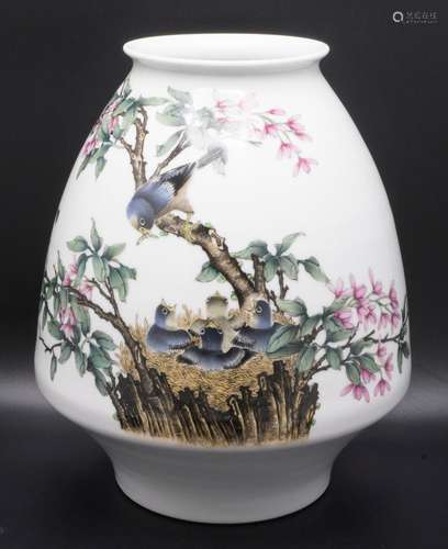 Ziervase / A decorative porcelain vase, China, 1. Hälfte 20....