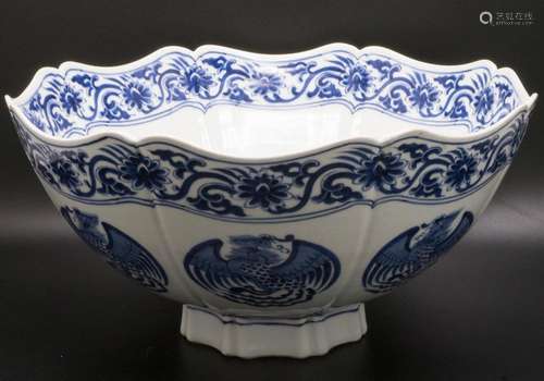 Große Schale / A large porcelain bowl, China, Qing-Dynastie ...