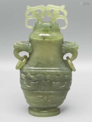 Jade-Deckelvase / A jade vase with cover, China, späte Qing-...