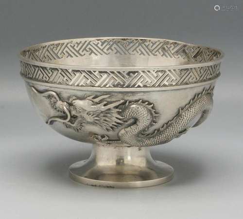 Fußschale mit Drachen / A Chinese export silver footed bowl ...