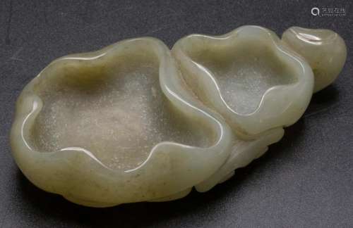 Kleines Jadegefäß / A small jade vessel