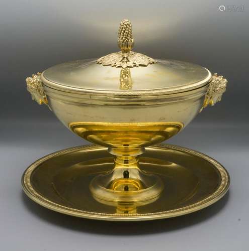 Deckelterrine auf Presentoire / A tureen with cover and plat...