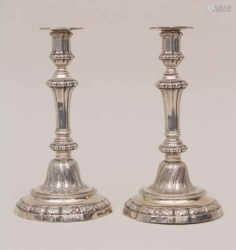 Paar Louis XVI Kerzenleuchter / A pair of Louis-seize silver...