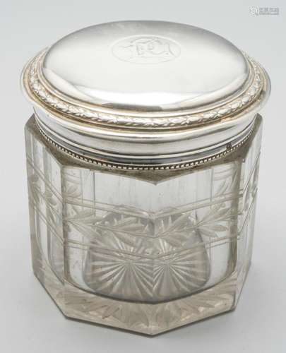 Glasdose mit Silberdeckel / A glass box with silver cover, P...