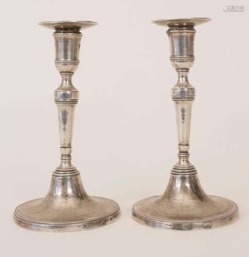 Paar Louis XVI Leuchter / A pair of Louis-seize silver candl...