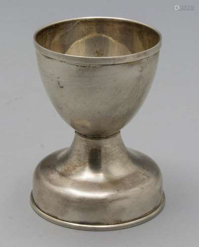 Eierbecher / A sterling silver egg holder, 1. Hälfte 20. Jh.