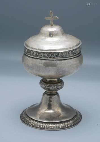 Ziborium / Ciboire en argent massif / A silver ciborium, um ...