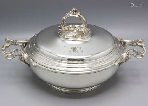 Legumier / Wöchnerinnenschüssel / A silver vegetable tureen ...