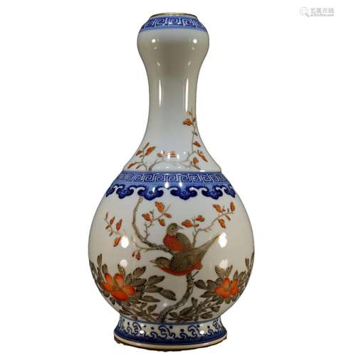 A Blue And White Famille-Rose Garlic-Shaped Gilded Vase