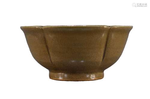 A sunflower-shaped Yueyao bowl