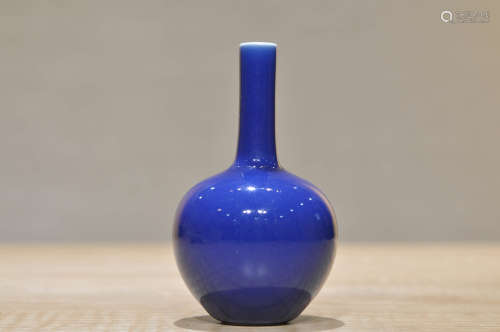 清乾隆 霁蓝釉小天球瓶