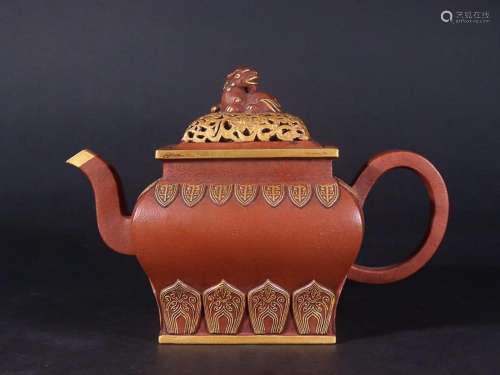 ZISHA 'LOTUS' TEAPOT WITH GILT-LACQUER DECORATED