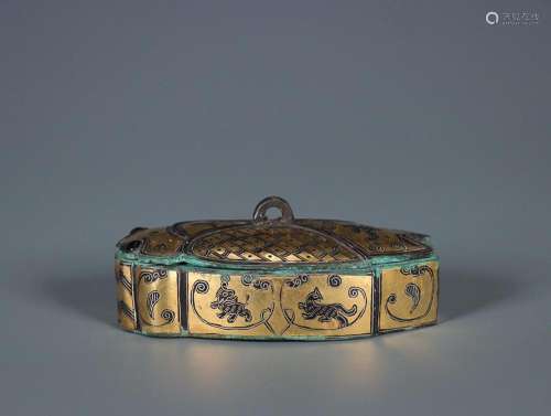 GOLD AND SILVER-INLAID BRONZE FISH-FORM BOX
