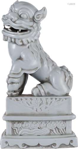 白釉瑞狮雕塑