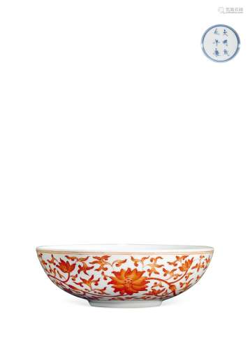 清中期 矾红缠枝莲纹碗