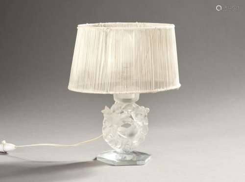 LALIQUE FRANCE - Lampe en cristal satiné à piètement décoré ...