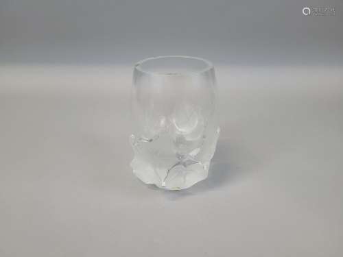 LALIQUE France
Vase  lierre ? en verre incolore à décor en r...