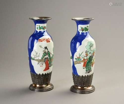 Paire de vases en porcelaine de Chine à fond bleu nuit à déc...