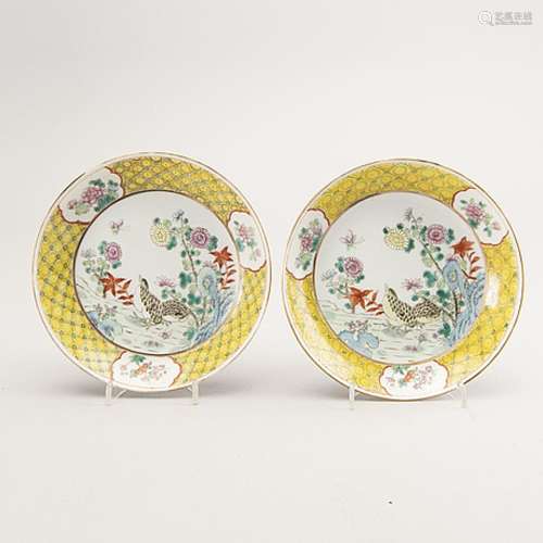 A pair of Chinese dishes, 20th Century. With Guanxu mark.