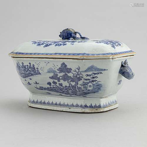 A blue and white export porcelain tureen with cover, Qing dy...