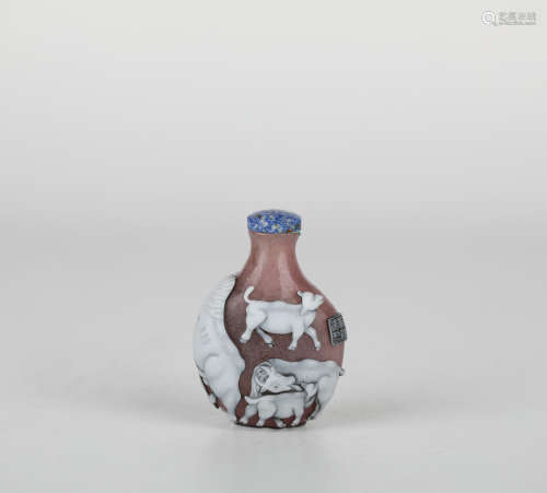 Glass carved two-color snuff bottle