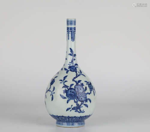 Chinese blue and white porcelain vase，18th