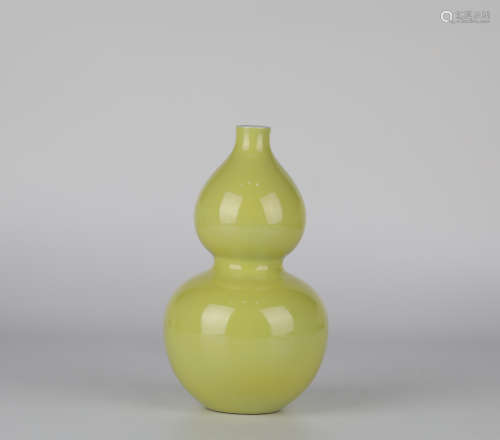 Yellow glazed porcelain gourd bottle，18th