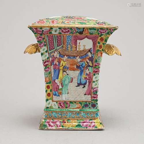 A famille rose Canton tulip vase, Qing dynasty, 19th Century...