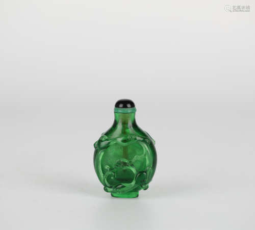 Glass carved snuff bottle