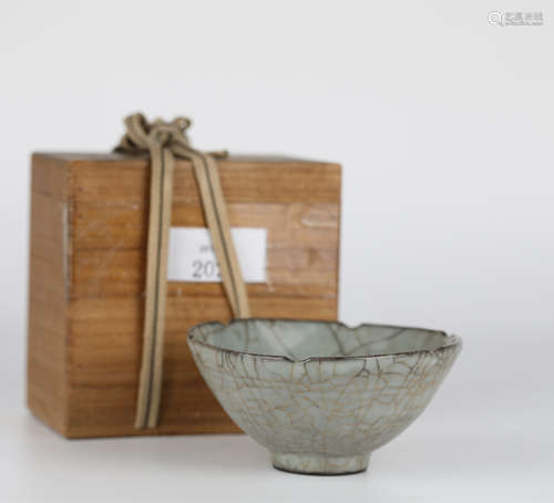 with natural cracks bowl, Yuan