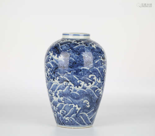 Chinese blue and white sea water dragon pattern jar, Ming