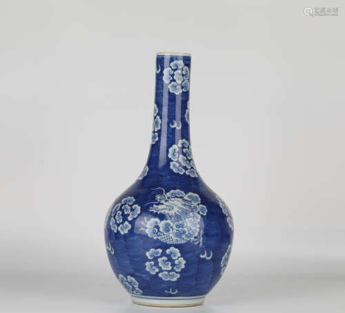 Blue and white cloud dragon bottle，19th