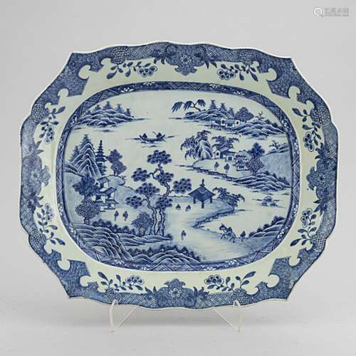 A large Chinese blue and white porcelain serving dish, Qing ...