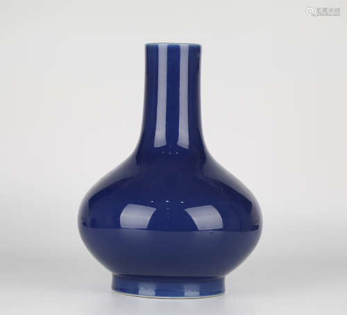 Blue glazed porcelain ornamental bottle，19th
