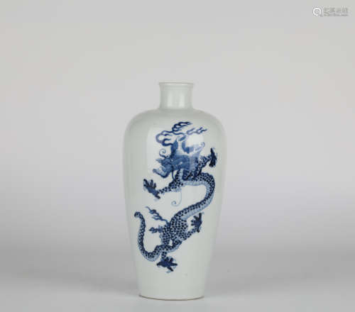 Blue and white dragon pattern porcelain vase，19th