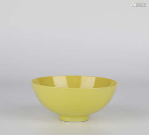 Chinese yellow glazed porcelain bowl，18th