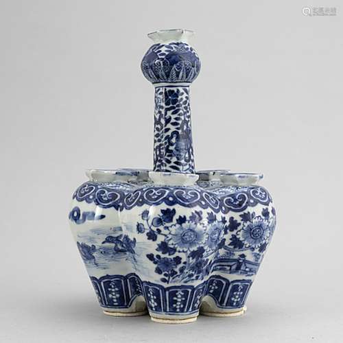 A blue and white tulip vase, Qing dynasty, 19th Century.
