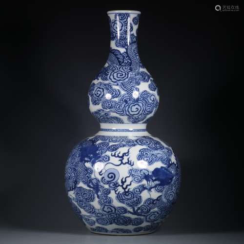 Blue and white gourd bottle