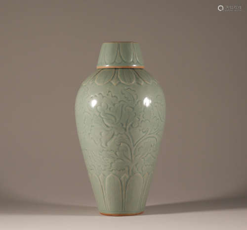 Song Yingqing plum vase with lid