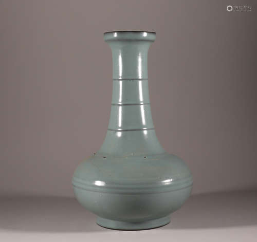 Song Guan kiln long clean bottle