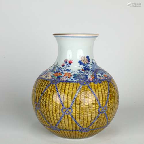 Chinese Blue-and-white Famille Rose Vase