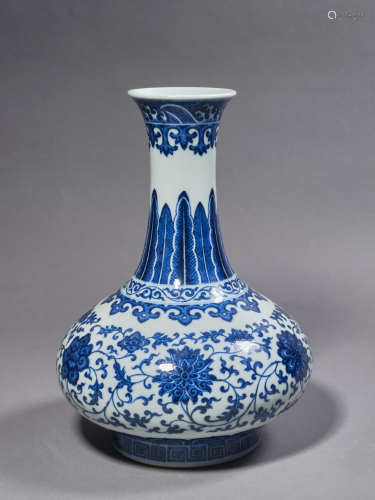 A Chinese Porcelain Blue and White 
Interlock Branches Vase